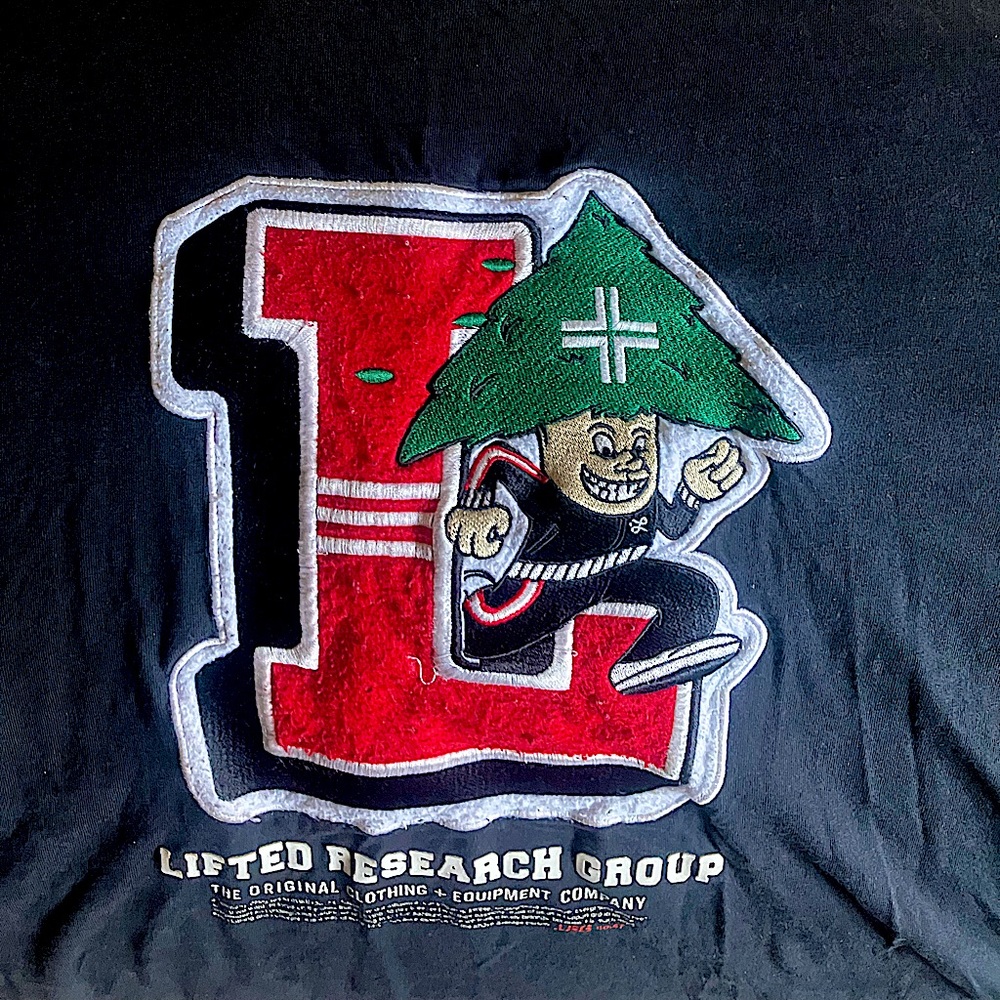 LRG XXL, T-shirt black with embroidered “lifted tree man” on the front